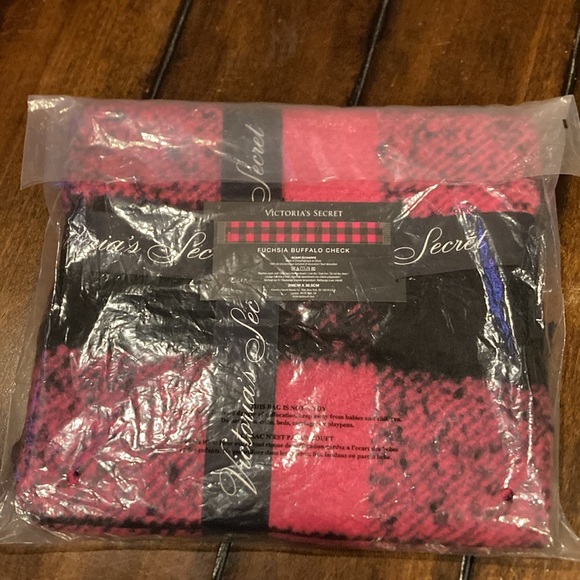 NWT Victoria’s Secret Fuchsia Buffalo Check Scarf - Winter Angel Collection - Picture 12 of 13